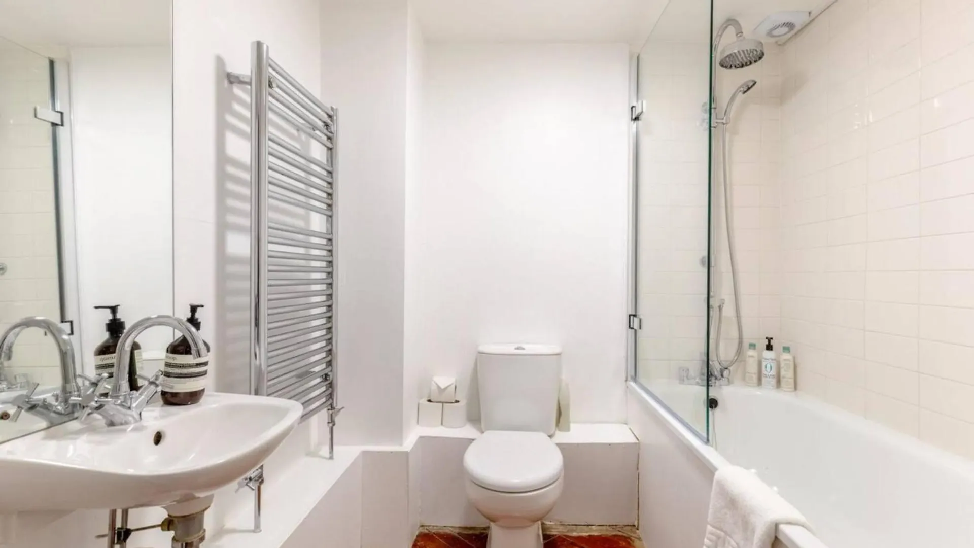 Tastefully Curated Mezzanine Studio Flat Hackney! 런던 영국