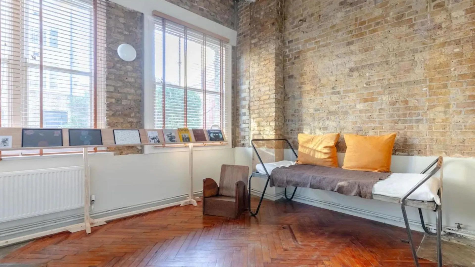 Tastefully Curated Mezzanine Studio Flat Hackney! 런던 아파트