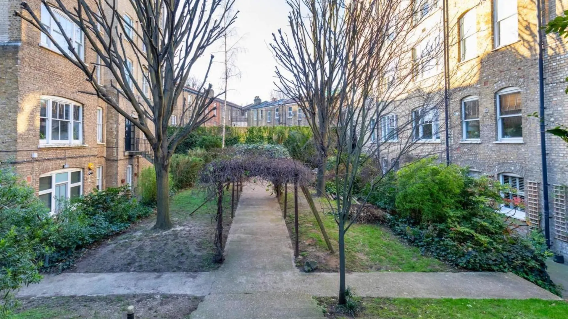 아파트 Tastefully Curated Mezzanine Studio Flat Hackney! 런던