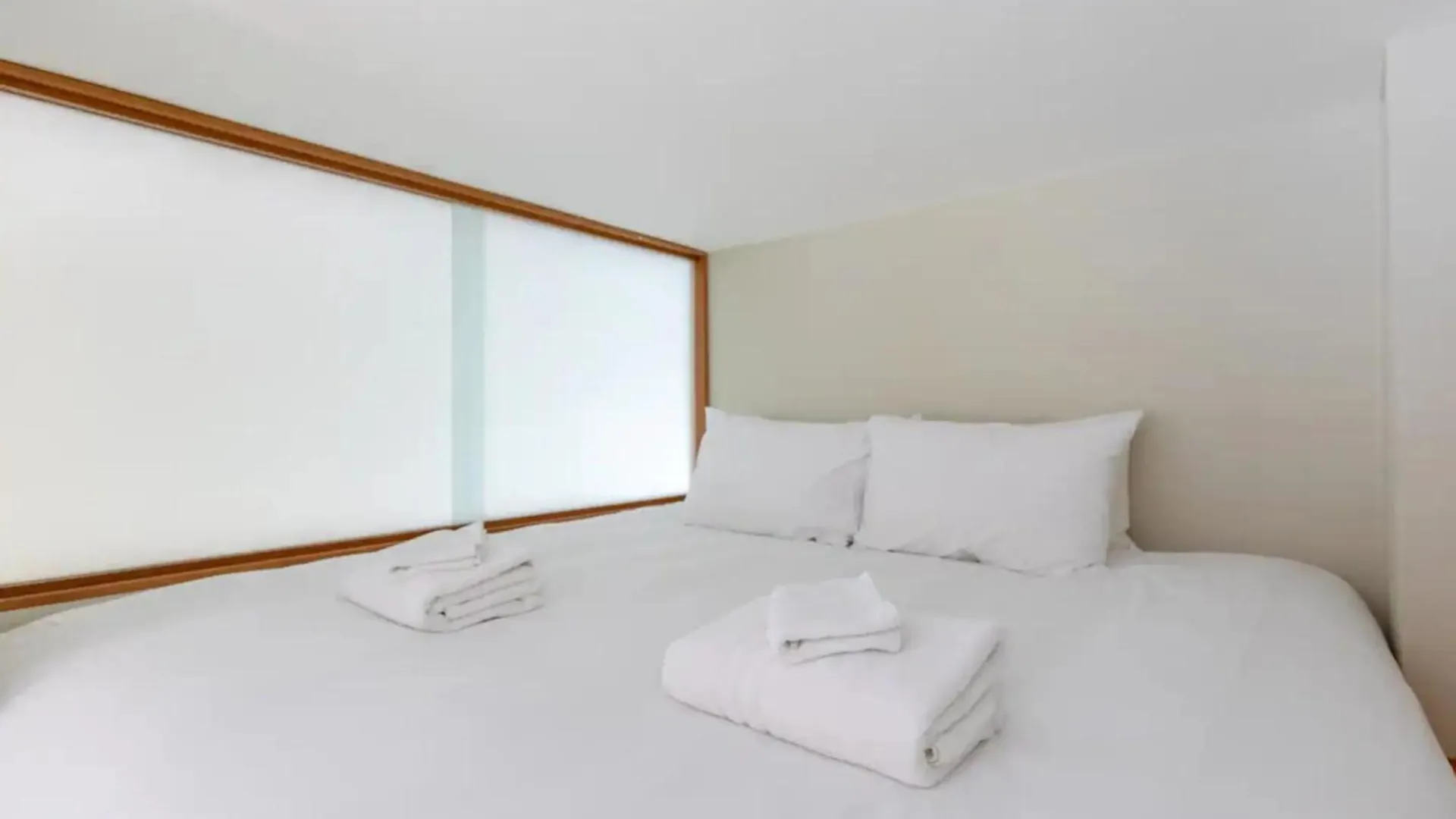 Tastefully Curated Mezzanine Studio Flat Hackney! 런던