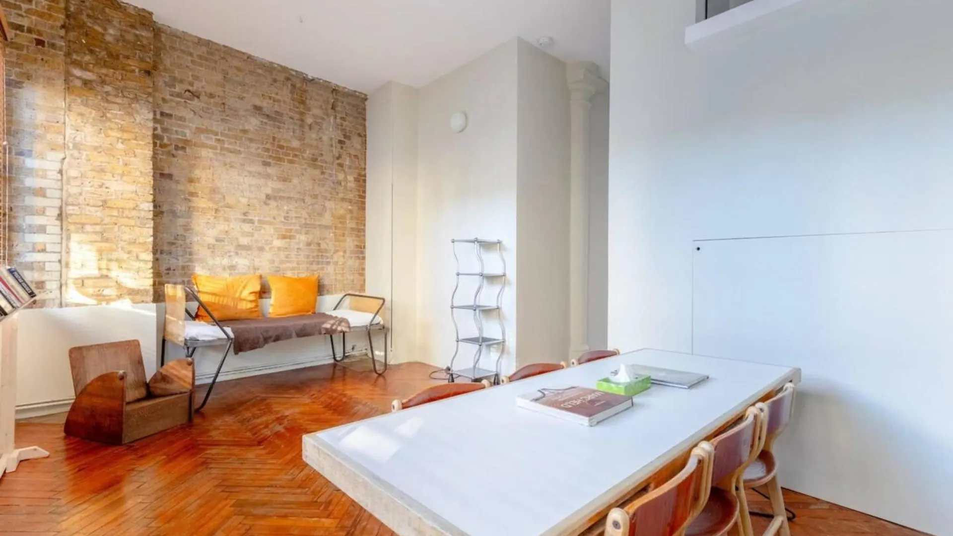 Tastefully Curated Mezzanine Studio Flat Hackney! London