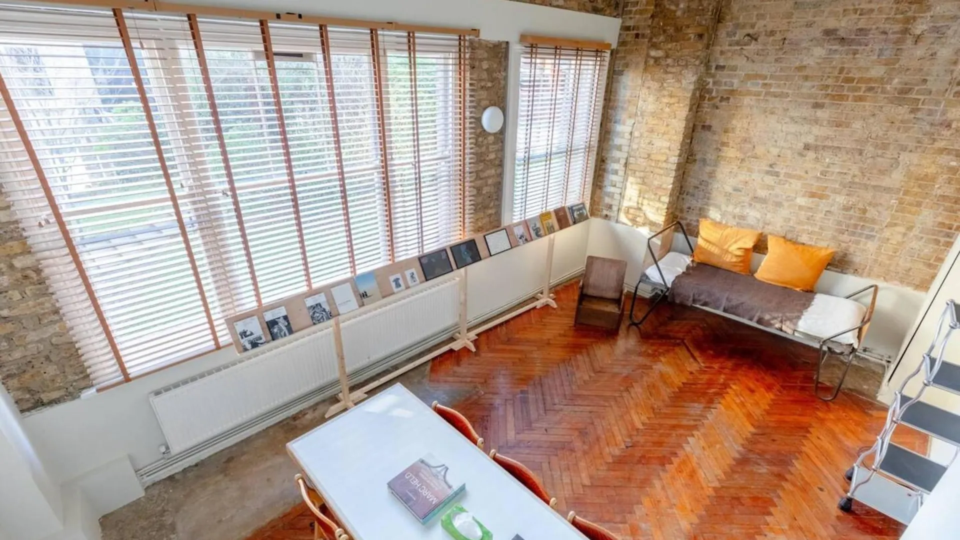 Tastefully Curated Mezzanine Studio Flat Hackney! London Apartment