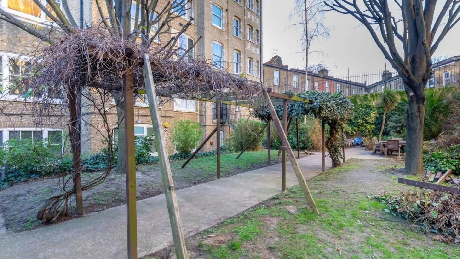 Tastefully Curated Mezzanine Studio Flat Hackney! London