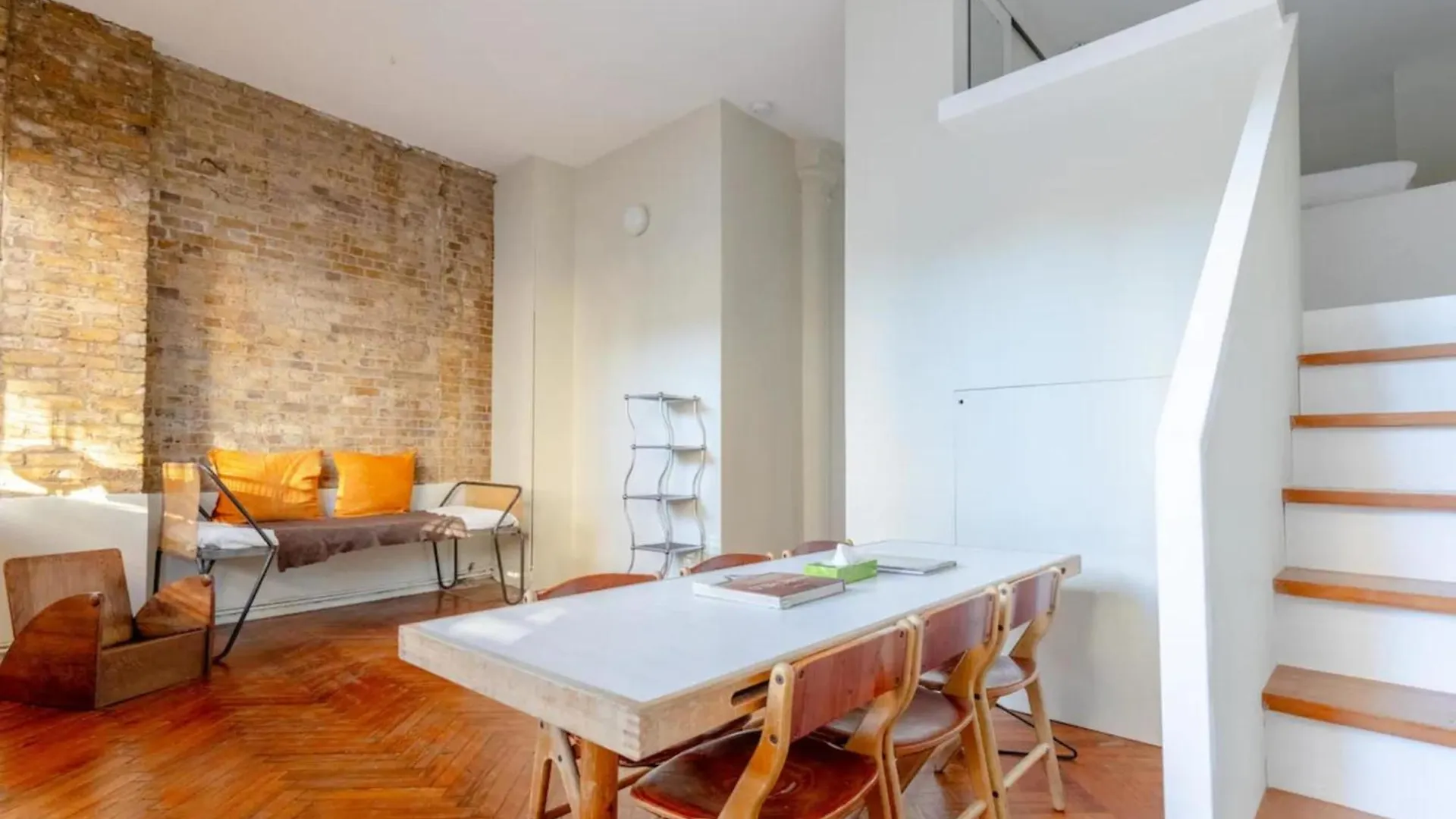 Tastefully Curated Mezzanine Studio Flat Hackney! London Apartment